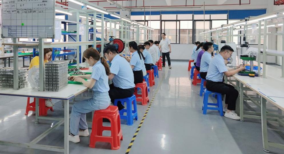 Workers working in RenhotecEV factory